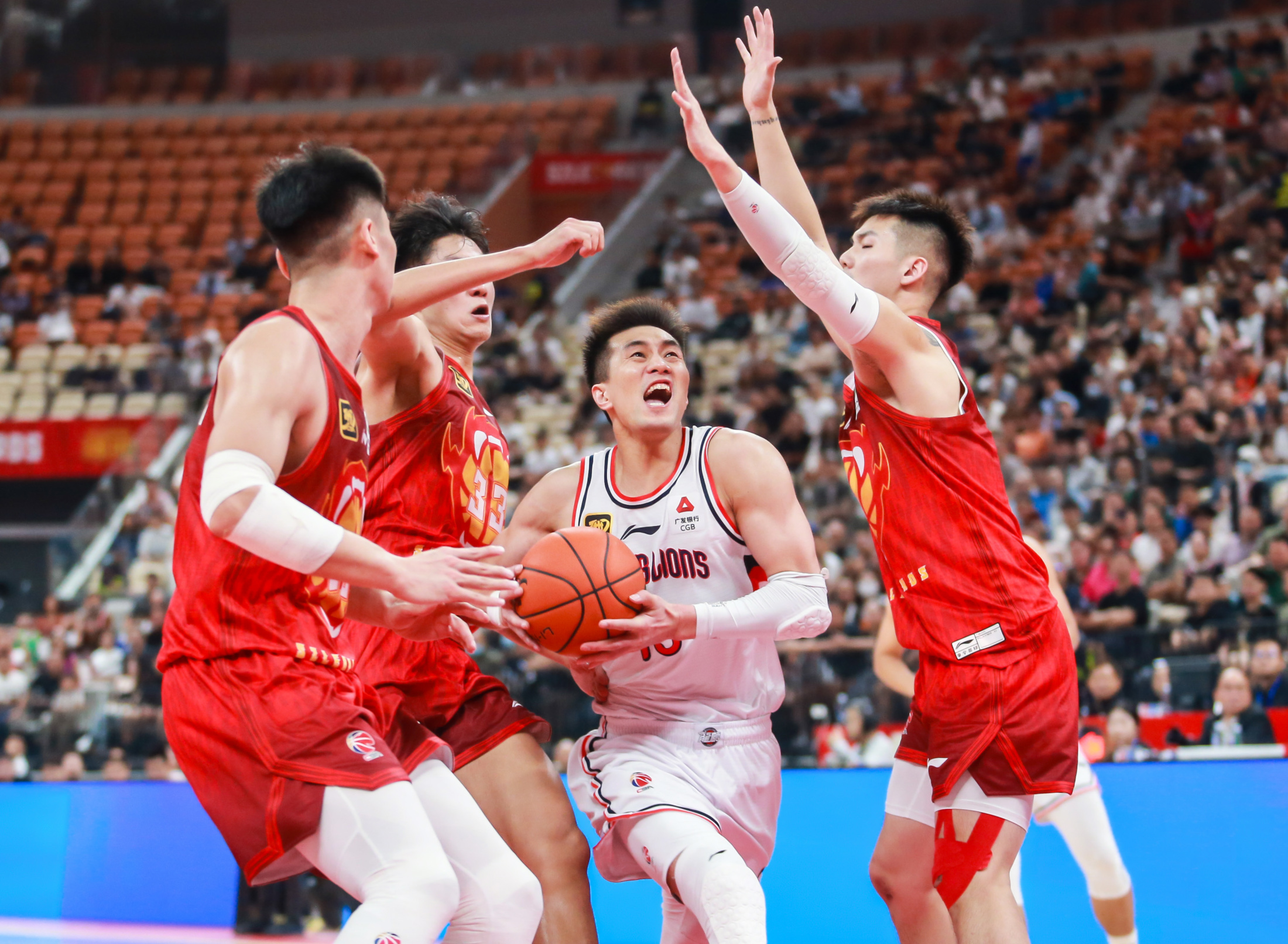 开云入口-中超今夜走向成谜，广州队遗憾出局，目标明确，身体对抗强度拉满